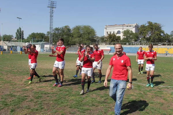 Odessa, Ukrayna - 7 Eylül 2019: Odessa Rugby Şampiyonası Milli Takımı - Kremenchug. Top için rugby oyuncularının yoğun mücadelesi. Stadyumun yeşil sahada dinamik oyun. Şiddetli Rugby Fight