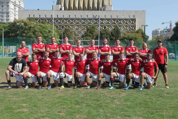 Odessa, Ukrayna - 7 Eylül 2019: Odessa Rugby Şampiyonası Milli Takımı - Kremenchug. Top için rugby oyuncularının yoğun mücadelesi. Stadyumun yeşil sahada dinamik oyun. Şiddetli Rugby Fight