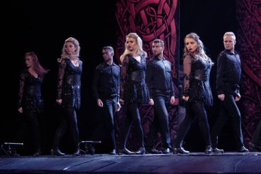 Odessa, Ukrayna - 17 Eylül 2019: step dans. Halk grubu Rhythm of the Dance tarafından performans. Opera Binası'nda İrlanda Ulusal Dans Grubu. Ulusal tiyatro sahnesinde step dans