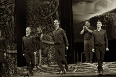 Odessa, Ukrayna - 17 Eylül 2019: step dans. Halk grubu Rhythm of the Dance tarafından performans. Opera Binası'nda İrlanda Ulusal Dans Grubu. Ulusal tiyatro sahnesinde step dans