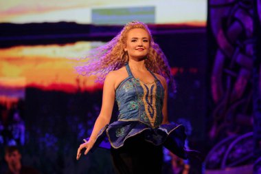 Odessa, Ukrayna - 17 Eylül 2019: step dans. Halk grubu Rhythm of the Dance tarafından performans. Opera Binası'nda İrlanda Ulusal Dans Grubu. Ulusal tiyatro sahnesinde step dans