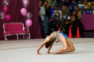 Odessa, Ukrayna - 21 Eylül 2019: Çocuklar, kızlar, Ukrayna şampiyonasında ritmik jimnastikte çocuklar arasında ritmik jimnastikte yarışıyor. Spor salonunun arenasında yarışan genç jimnastikçiler