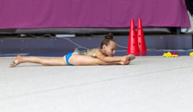 Odessa, Ukrayna - 21 Eylül 2019: Çocuklar, kızlar, Ukrayna şampiyonasında ritmik jimnastikte çocuklar arasında ritmik jimnastikte yarışıyor. Spor salonunun arenasında yarışan genç jimnastikçiler