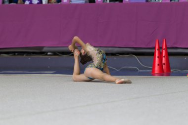 Odessa, Ukrayna - 21 Eylül 2019: Çocuklar, kızlar, Ukrayna şampiyonasında ritmik jimnastikte çocuklar arasında ritmik jimnastikte yarışıyor. Spor salonunun arenasında yarışan genç jimnastikçiler
