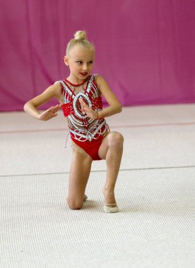 Odessa, Ukrayna - 21 Eylül 2019: Çocuklar, kızlar, Ukrayna şampiyonasında ritmik jimnastikte çocuklar arasında ritmik jimnastikte yarışıyor. Spor salonunun arenasında yarışan genç jimnastikçiler