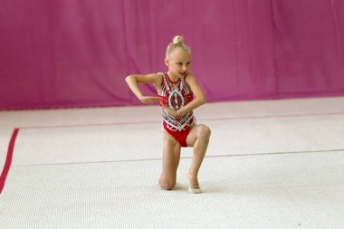 Odessa, Ukrayna - 21 Eylül 2019: Çocuklar, kızlar, Ukrayna şampiyonasında ritmik jimnastikte çocuklar arasında ritmik jimnastikte yarışıyor. Spor salonunun arenasında yarışan genç jimnastikçiler
