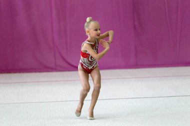 Odessa, Ukrayna - 21 Eylül 2019: Çocuklar, kızlar, Ukrayna şampiyonasında ritmik jimnastikte çocuklar arasında ritmik jimnastikte yarışıyor. Spor salonunun arenasında yarışan genç jimnastikçiler