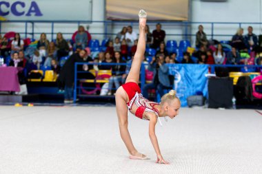 Odessa, Ukrayna - 21 Eylül 2019: Çocuklar, kızlar, Ukrayna şampiyonasında ritmik jimnastikte çocuklar arasında ritmik jimnastikte yarışıyor. Spor salonunun arenasında yarışan genç jimnastikçiler