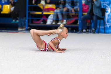 Odessa, Ukrayna - 21 Eylül 2019: Çocuklar, kızlar, Ukrayna şampiyonasında ritmik jimnastikte çocuklar arasında ritmik jimnastikte yarışıyor. Spor salonunun arenasında yarışan genç jimnastikçiler