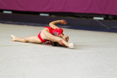 Odessa, Ukrayna - 21 Eylül 2019: Çocuklar, kızlar, Ukrayna şampiyonasında ritmik jimnastikte çocuklar arasında ritmik jimnastikte yarışıyor. Spor salonunun arenasında yarışan genç jimnastikçiler