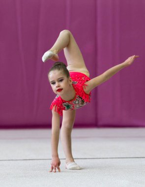 Odessa, Ukrayna - 21 Eylül 2019: Çocuklar, kızlar, Ukrayna şampiyonasında ritmik jimnastikte çocuklar arasında ritmik jimnastikte yarışıyor. Spor salonunun arenasında yarışan genç jimnastikçiler