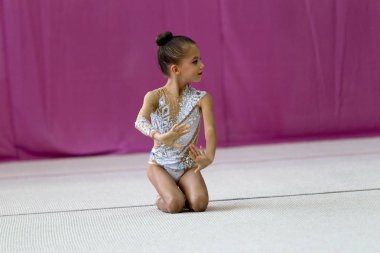 Odessa, Ukrayna - 21 Eylül 2019: Çocuklar, kızlar, Ukrayna şampiyonasında ritmik jimnastikte çocuklar arasında ritmik jimnastikte yarışıyor. Spor salonunun arenasında yarışan genç jimnastikçiler