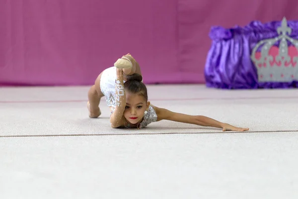 オデッサ ウクライナ 2019年9月21日 女の子は子供たちの間で新体操でウクライナ選手権で新体操で競います ジムのアリーナで競う若い体操選手 — ストック写真