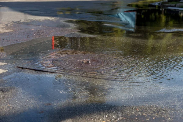 Ongeval Van Watervoorziening Riolering Water Stroomt Van Het Luik Van — Stockfoto