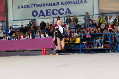 Odessa, Ukrayna - 21 Eylül 2019: Çocuklar, kızlar, Ukrayna şampiyonasında ritmik jimnastikte çocuklar arasında ritmik jimnastikte yarışıyor. Spor salonunun arenasında yarışan genç jimnastikçiler