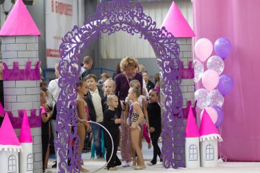 Odessa, Ukrayna - 21 Eylül 2019: Çocuklar, kızlar, Ukrayna şampiyonasında ritmik jimnastikte çocuklar arasında ritmik jimnastikte yarışıyor. Spor salonunun arenasında yarışan genç jimnastikçiler