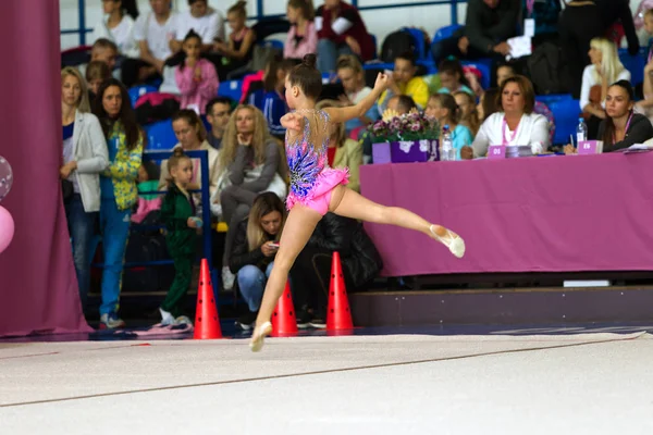 乌克兰奥德萨 2019年9月21日 女孩在乌克兰儿童艺术体操锦标赛中参加艺术体操比赛 参加体育馆比赛的年轻体操运动员 — 图库照片