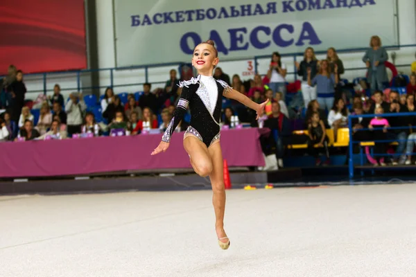 乌克兰奥德萨 2019年9月21日 女孩在乌克兰儿童艺术体操锦标赛中参加艺术体操比赛 参加体育馆比赛的年轻体操运动员 — 图库照片