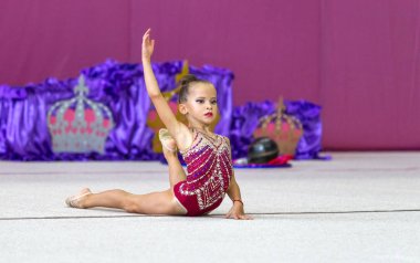 Odessa, Ukrayna - 21 Eylül 2019: Çocuklar, kızlar, Ukrayna şampiyonasında ritmik jimnastikte çocuklar arasında ritmik jimnastikte yarışıyor. Spor salonunun arenasında yarışan genç jimnastikçiler