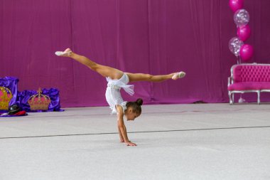 Odessa, Ukrayna - 21 Eylül 2019: Çocuklar, kızlar, Ukrayna şampiyonasında ritmik jimnastikte çocuklar arasında ritmik jimnastikte yarışıyor. Spor salonunun arenasında yarışan genç jimnastikçiler