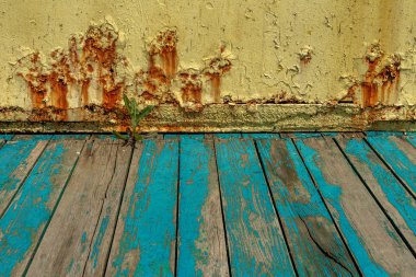 Çatlamış boya, arka plan ile eski eski eski eski eski ahşap tahta tahtalar. Büyük çatlaklar ve eski boya kalıntıları izleri ile arka plan eski ahşap