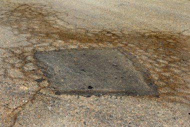 Hasarlı yol, çatlak asfalt. Çukurlar ve nokta ile asfalt. Büyük çatlaklar ile çok kötü asfalt yol. Yol yapımında korkutucu teknoloji. Çok sayıda tehlikeli arızalar yol yama