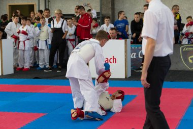 Odessa, Ukrayna - 30 Eylül 2019: Sporcuların çocukları arasında Karate Şampiyonası. En iyi karate dövüşçüleri müstehcenlikle savaşma yeteneklerini gösterirler. Genç karate öğrencileri savaşı