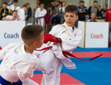 Odessa, Ukrayna - 30 Eylül 2019: Sporcuların çocukları arasında Karate Şampiyonası. En iyi karate dövüşçüleri müstehcenlikle savaşma yeteneklerini gösterirler. Genç karate öğrencileri savaşı