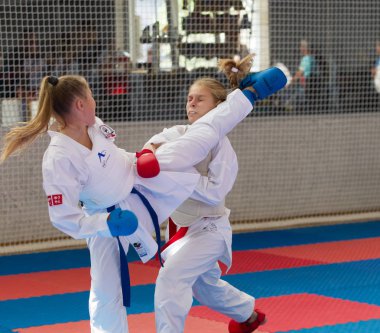 Odessa, Ukrayna - 30 Eylül 2019: Sporcuların çocukları arasında Karate Şampiyonası. En iyi karate dövüşçüleri müstehcenlikle savaşma yeteneklerini gösterirler. Genç karate öğrencileri savaşı