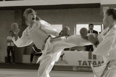 Odessa, Ukrayna - 30 Eylül 2019: Sporcuların çocukları arasında Karate Şampiyonası. En iyi karate dövüşçüleri müstehcenlikle savaşma yeteneklerini gösterirler. Genç karate öğrencileri savaşı
