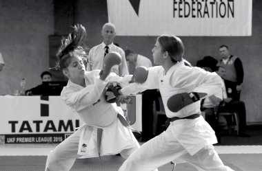 Odessa, Ukrayna - 30 Eylül 2019: Sporcuların çocukları arasında Karate Şampiyonası. En iyi karate dövüşçüleri müstehcenlikle savaşma yeteneklerini gösterirler. Genç karate öğrencileri savaşı