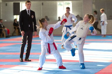 Odessa, Ukrayna - 30 Eylül 2019: Sporcuların çocukları arasında Karate Şampiyonası. En iyi karate dövüşçüleri müstehcenlikle savaşma yeteneklerini gösterirler. Genç karate öğrencileri savaşı