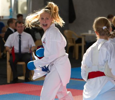 Odessa, Ukrayna - 30 Eylül 2019: Sporcuların çocukları arasında Karate Şampiyonası. En iyi karate dövüşçüleri müstehcenlikle savaşma yeteneklerini gösterirler. Genç karate öğrencileri savaşı