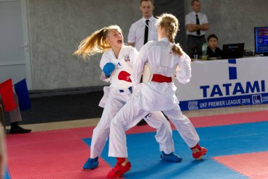 Odessa, Ukrayna - 30 Eylül 2019: Sporcuların çocukları arasında Karate Şampiyonası. En iyi karate dövüşçüleri müstehcenlikle savaşma yeteneklerini gösterirler. Genç karate öğrencileri savaşı