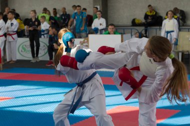 Odessa, Ukrayna - 30 Eylül 2019: Sporcuların çocukları arasında Karate Şampiyonası. En iyi karate dövüşçüleri müstehcenlikle savaşma yeteneklerini gösterirler. Genç karate öğrencileri savaşı