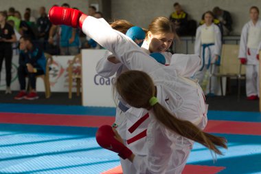 Odessa, Ukrayna - 30 Eylül 2019: Sporcuların çocukları arasında Karate Şampiyonası. En iyi karate dövüşçüleri müstehcenlikle savaşma yeteneklerini gösterirler. Genç karate öğrencileri savaşı
