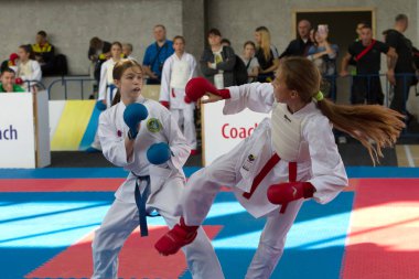 Odessa, Ukrayna - 30 Eylül 2019: Sporcuların çocukları arasında Karate Şampiyonası. En iyi karate dövüşçüleri müstehcenlikle savaşma yeteneklerini gösterirler. Genç karate öğrencileri savaşı