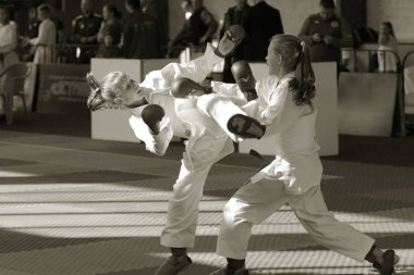 Odessa, Ukrayna - 30 Eylül 2019: Sporcuların çocukları arasında Karate Şampiyonası. En iyi karate dövüşçüleri müstehcenlikle savaşma yeteneklerini gösterirler. Genç karate öğrencileri savaşı