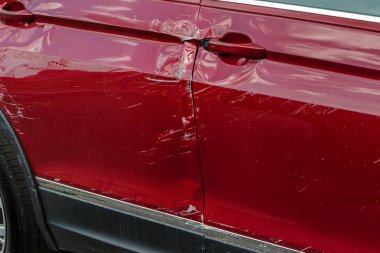 Bir kaza sonucu arabanın gövdesi zarar görmüştür. Trafik kazasında yüksek hızda kafa. Otobanda çarpıştıktan sonra arabanın gövdesinde izler var.