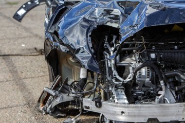 Bir kaza sonucu arabanın gövdesi zarar görmüştür. Trafik kazasında yüksek hızda kafa. Otobanda çarpıştıktan sonra arabanın gövdesinde izler var.