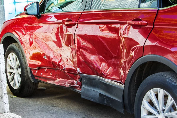 汽车的车身因事故而损坏了 车祸中的高速头 高速公路上撞车后车体上的牙 — 图库照片