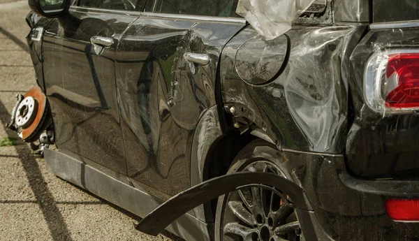 Cuerpo Del Coche Está Dañado Como Resultado Accidente Cabeza Alta — Foto de Stock