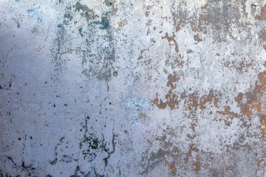 Şablon ve arka plan için güneş ışığındaki eski, dağınık taş ya da beton duvar dokusu. Arka plan olarak çatlamış beton duvar. Seçici odak eski çatlak sıva