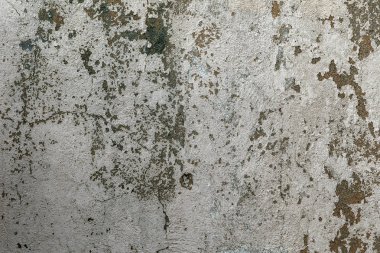Şablon ve arka plan için güneş ışığındaki eski, dağınık taş ya da beton duvar dokusu. Arka plan olarak çatlamış beton duvar. Seçici odak eski çatlak sıva