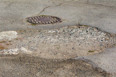Eski ve çatlak yol yüzeyleri arka plan ve tasarım için kullanılır. Kaldırımda derin çatlaklar oluşmuş. Yıpranmış yol, çok kullanılmış ya da hava yüzünden bozulmuş.