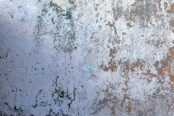 Şablon ve arka plan için güneş ışığındaki eski, dağınık taş ya da beton duvar dokusu. Arka plan olarak çatlamış beton duvar. Seçici odak eski çatlak sıva