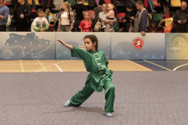Odessa, Ukrayna - 1 Ekim 2019: Wushu çocuklar arasındaki Wushu yarışması sırasında sporcu. Yarışmadaki genç sporcular Shaolin Kung Fu (Shaolin Wushu) adlı Çin dövüş sanatlarını icra ediyorlar.)