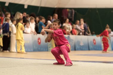 Odessa, Ukrayna - 1 Ekim 2019: Wushu çocuklar arasındaki Wushu yarışması sırasında sporcu. Yarışmadaki genç sporcular Shaolin Kung Fu (Shaolin Wushu) adlı Çin dövüş sanatlarını icra ediyorlar.)