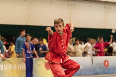 Odessa, Ukrayna - 1 Ekim 2019: Wushu çocuklar arasındaki Wushu yarışması sırasında sporcu. Yarışmadaki genç sporcular Shaolin Kung Fu (Shaolin Wushu) adlı Çin dövüş sanatlarını icra ediyorlar.)