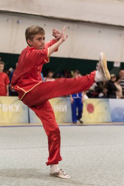 Odessa, Ukrayna - 1 Ekim 2019: Wushu çocuklar arasındaki Wushu yarışması sırasında sporcu. Yarışmadaki genç sporcular Shaolin Kung Fu (Shaolin Wushu) adlı Çin dövüş sanatlarını icra ediyorlar.)
